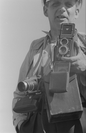 Abraham Pisarek, Fotograf der Zeitung "Junge Welt" mit Rolleicord und Contax Fotoapparaten, 2. Deutschlandtreffen der Jugend 1954.