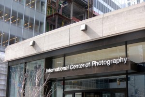 Das International Center of Photography wurde 1974 auf die Initiative des Fotografen Cornell Capa hin gegründet. Das New Yorker Institut soll als Vorbild für die Ausrichtung des Capa-Zentrums in Budapest dienen.
