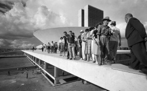 Thomaz Farkas Menschen auf dem Dach des Nationalkongresses, am Tag der Einweihung Brasílias, 21. April 1960 © Instituto Moreira Salles