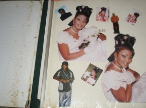 Erste Seite des Hochzeitsalbums einer jungen Frau aus Dakar, 2004