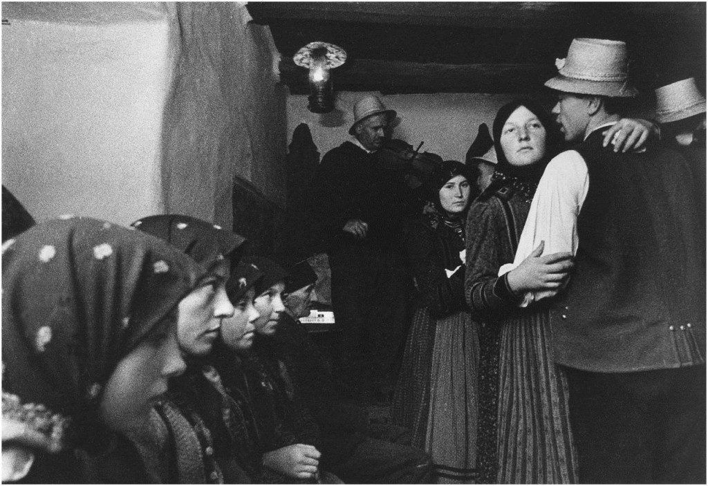 Strohhüte und Kopftücher: Péter Korniss erste Begegnung mit einem traditionellem Tanzhaus im Dorf Szék (Szék auf ungarisch, bzw. Sic auf rumänisch) in Siebenbürgen 1967.