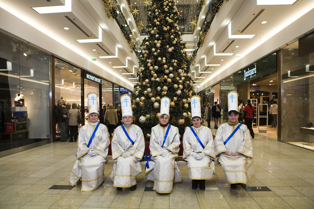 Eine Gruppe krippenspielender Frauen in einem Einkaufszentrum in Debrecen, wo dem Publikum seit einigen Jahren traditionelle Weihnachtsbräuche dargeboten werden. (Debrecen, Ungarn, 2009)