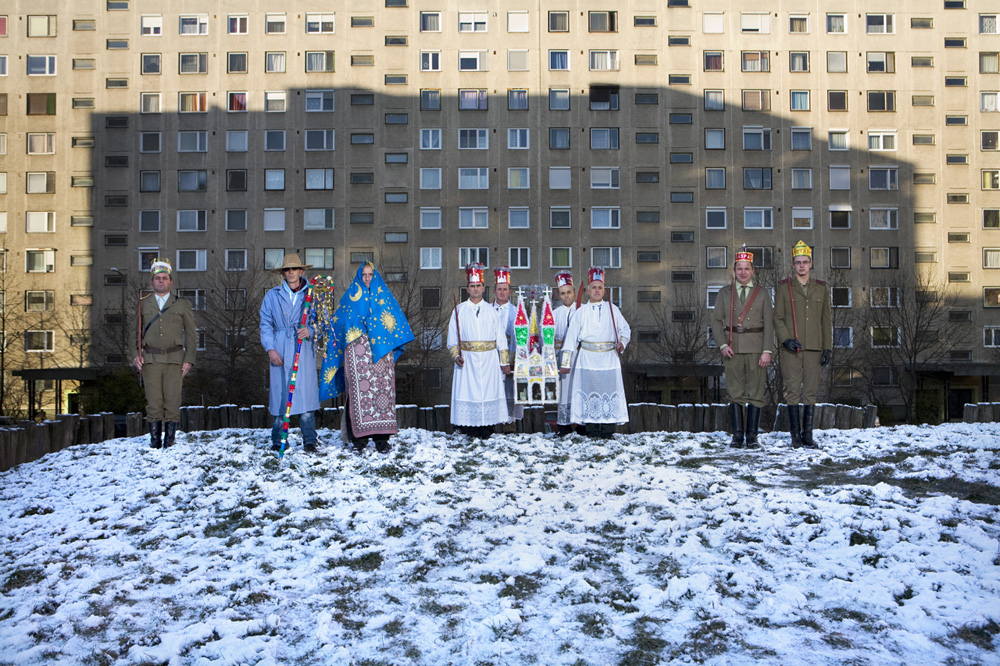 Krippenspieler aus der Region Szatmár in einer Plattenbausiedlung. Anfang Dezember findet in Debrecen ein Krippenspiel-Festival statt. Die Teilnehmer reisen aus entlegenen kleinen Dörfern an, um ihre Vorführungen in der Stadt zu präsentieren. (Debrecen, Ungarn, 2010)
