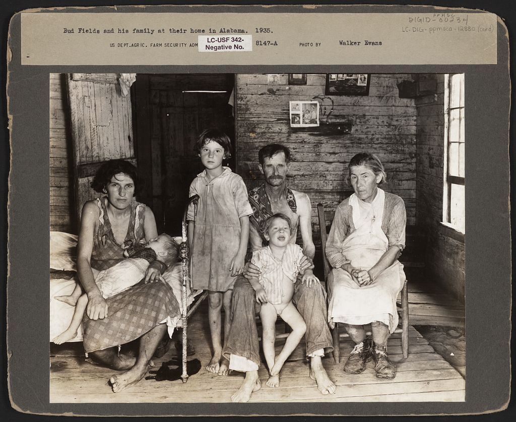 Walker Evans: Bud Fields and his family at home, 1935/36 Alabama, USA, Digital File from Print. Quelle: Farm Security Administration / Library of Congress Prints and Photographs Division Washington, D.C. 20540 USA http://www.loc.gov/item/fsa1998020957/PP/