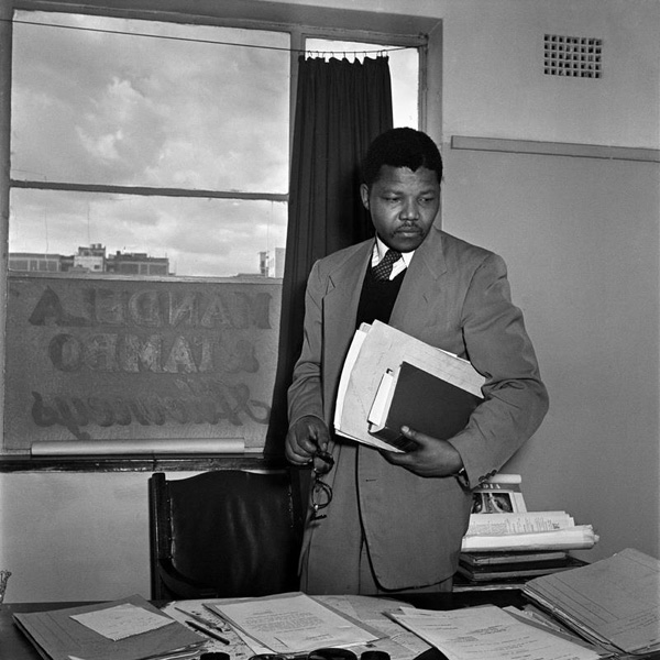 Jürgen Schadeberg: Mandela in his law office 1952 http://www.jurgenschadeberg.com/galleries/NelsonMandela_1951_2007/Nelson_01.htm © Jürgen Schadeberg mit freundlicher Genehmigung