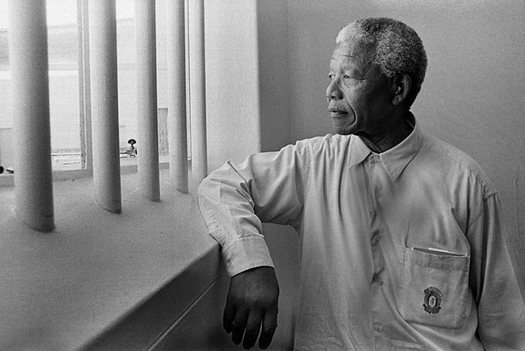 Jürgen Schadeberg: Nelson Mandela’s return to his cell on Robben Island IV, 1994 http://www.jurgenschadeberg.com/galleries/NelsonMandela_1951_2007/Nelson_16.htm © Jürgen Schadeberg mit freundlicher Genehmigung