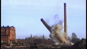 Die Brikettfabrik Laubusch wird gesprengt, Foto vom Sturz eines Turmes.