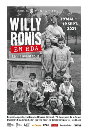 Ausstellungsplakat: „Willy Ronis en RDA – La vie avant tout“.