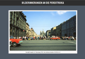 Ansichtskarte von St. Petersburg mit roten Autos und Menschenmenge.
