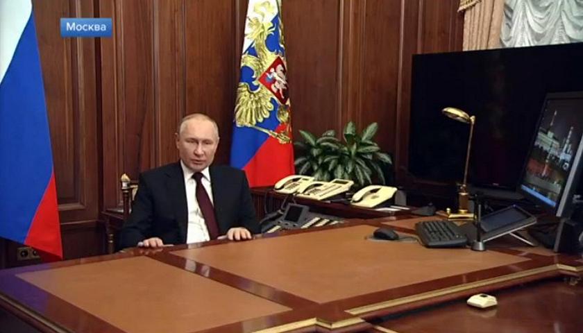 Der russische Präsident Wladimir Putin sitzt an seinem Schreibtisch im Kreml und hält eine Fernsehansprache.