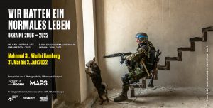 Plakat für die Ausstellung "Wir hatten ein normales Leben. Ukraine 2006-2022". Darauf sind ein Soldat mit Gewehr und ein Hund zu sehen.