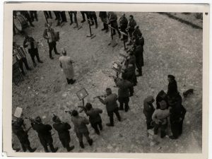Fotografie aus einem NS-Lager, welches womöglich das Orchester des Arbeitslagers Lemberg zeigt.