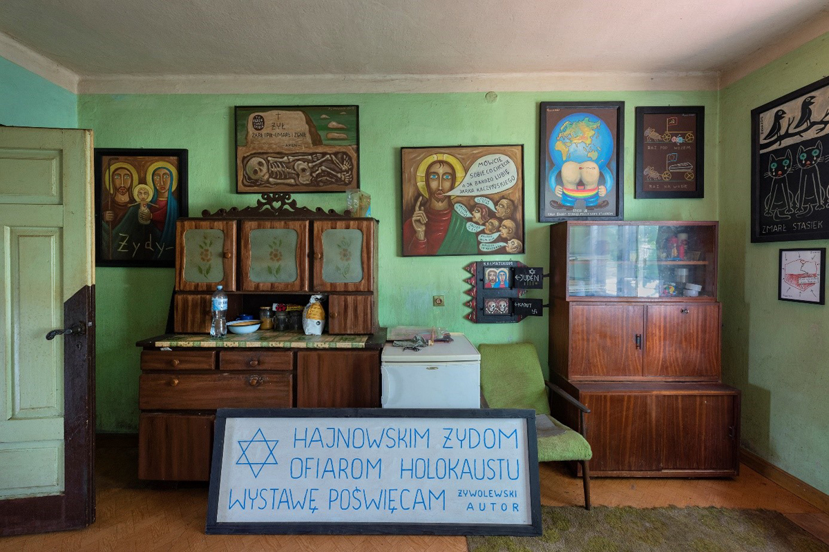 Zimmer mit zwei Schränken und religiösen Bildern ann den Wänden