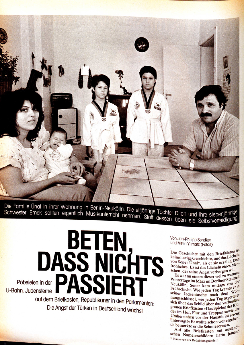Seite aus einer Zeitschrift mit einem Bild einer Familie auf der oberen Hälfte der Seite