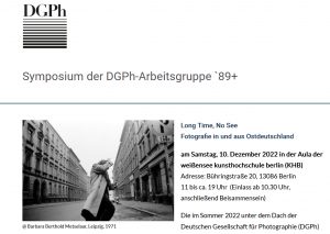 Bildschirmfoto der Webseite DGPh. Neben Informationen zum Symposium findet sich links ein Bild einer Person, die mit ihrem Arm das Gesicht verdeckt.