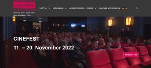 Bildschirmfoto der Webseite zum Cinefest. Man erkennt einen sich füllenden Kinosaal.