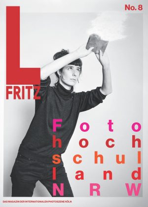 Cover vom L.Fritz Magazin mit dem Titel "Fotohochschulland NRW" auf dem eine Frau mit einem Schwamm die Wand wischt.