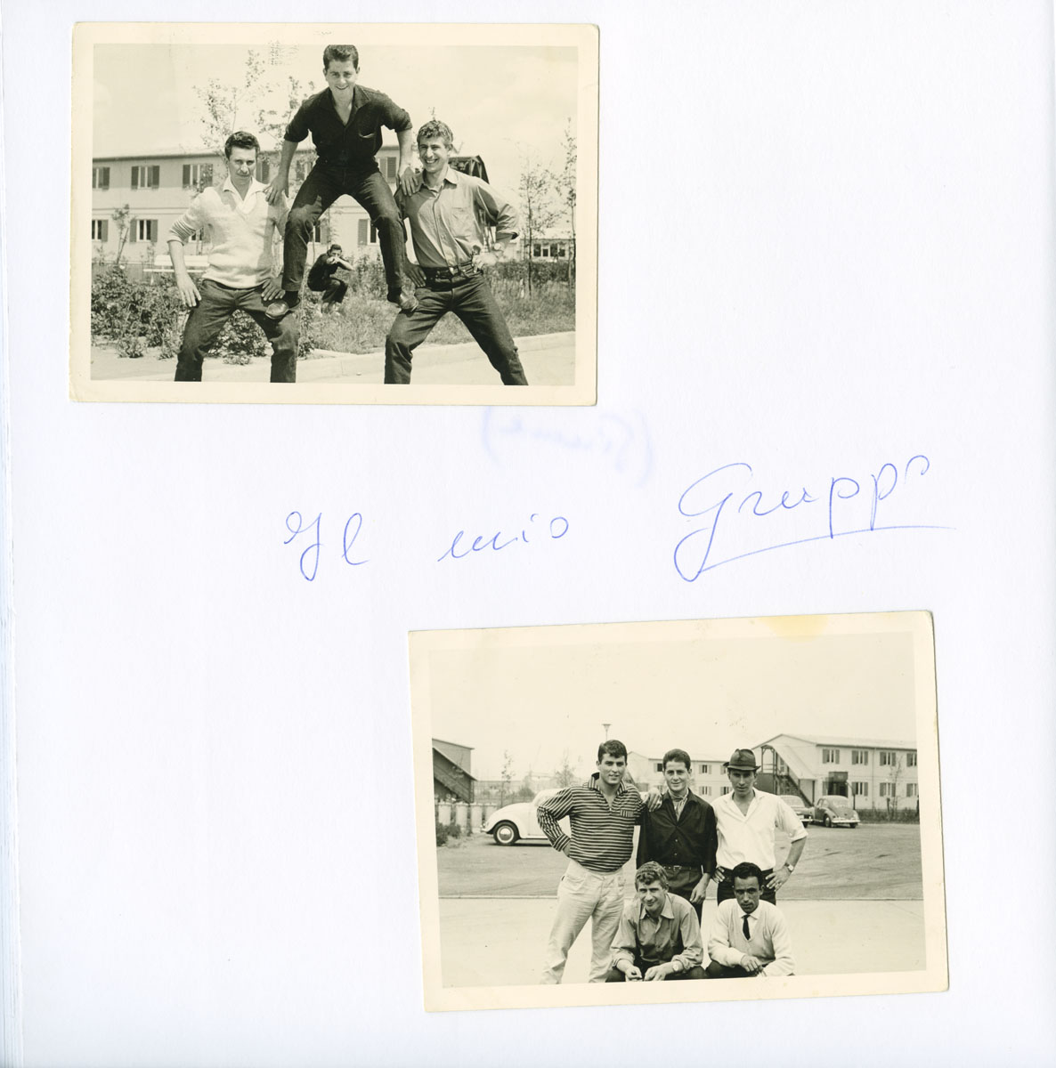 Seite aus Fotoalbum: oben: drei junge Männer, die eine Pyramide bilden; unten: fünf junge Männer auf der Straße, die sich für eine Gruppenaufnahme aufgestellt haben.