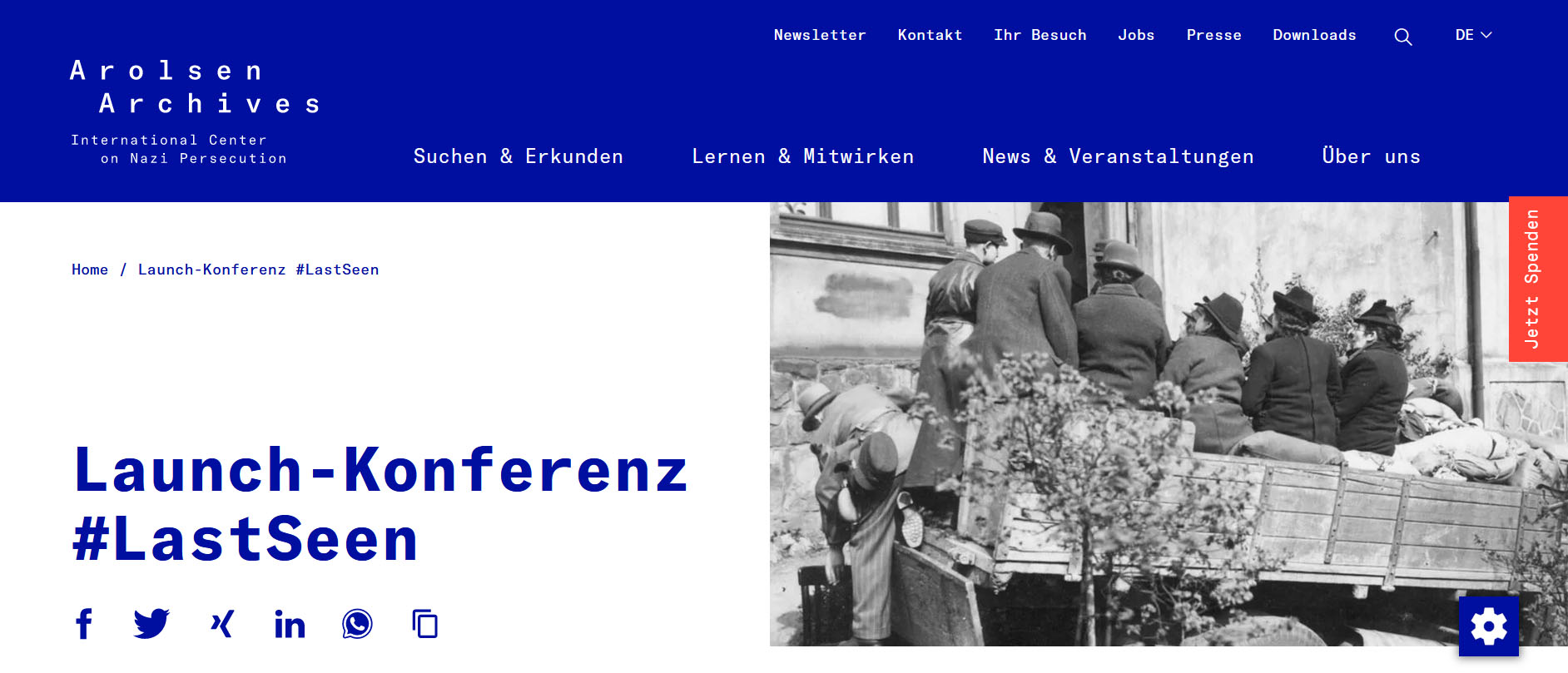 Screenshot der Website Arolsen Archives mit der Konferenzankündigung; im Bild ein offener Pritschenwagen vor einem Haus, auf dem mehrere Menschen mit ihrem Gepäck sitzen.