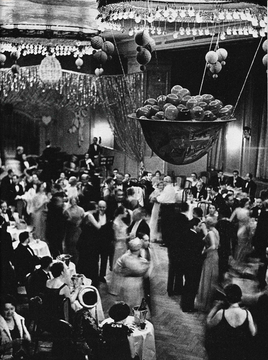Ein festlicher Ballsaal mit Tanzenden