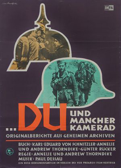 Farbiges Plakat: Zwei Fotografien von Militärs in Form einer Pickelhaube und eines Stahlhelms; darunter der Filmtitel und alle weiteren Angaben.