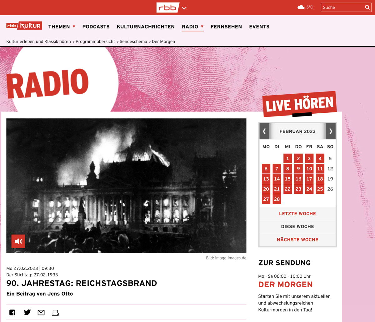 Screenshot der Website des „RBB“ zum 90. Jahrestag, das ein in Flammen stehendes Gebäude in Schwarz-Weiß zeigt.