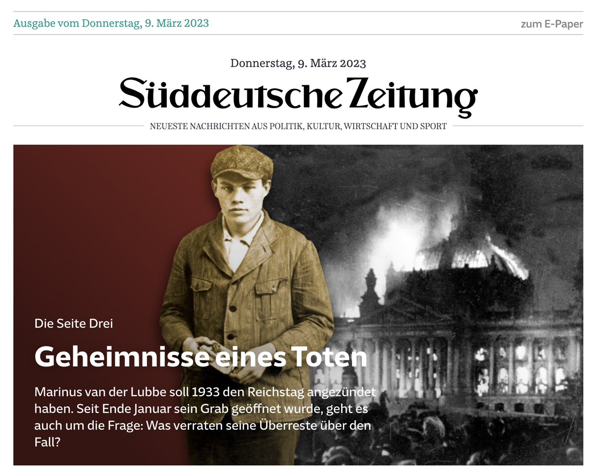 Screenshot der Website der „Süddeutschen Zeitung“ mit einer Collage: im Hintergrund ein in Flammen stehendes Gebäude in Schwarz-Weiß; vorne eine farbige Fotografie von Marinus van der Lubbe