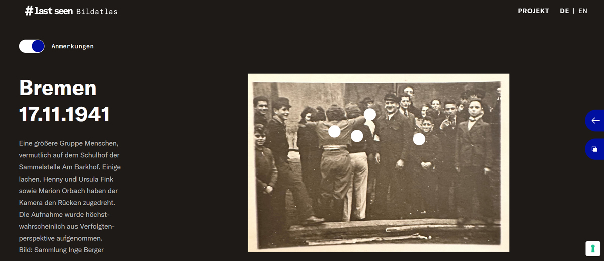 Screenshot: mittig eine Fotografie von einer Gruppe von meist jungen Menschen, die zum großen Teil mit einem Lächeln in die Kamera blicken. Links die Schrift auf schwarzem Grund: „Bremen 17.11.1941“ sowie die Beschreibung der Fotografie und die Seitennavigation.