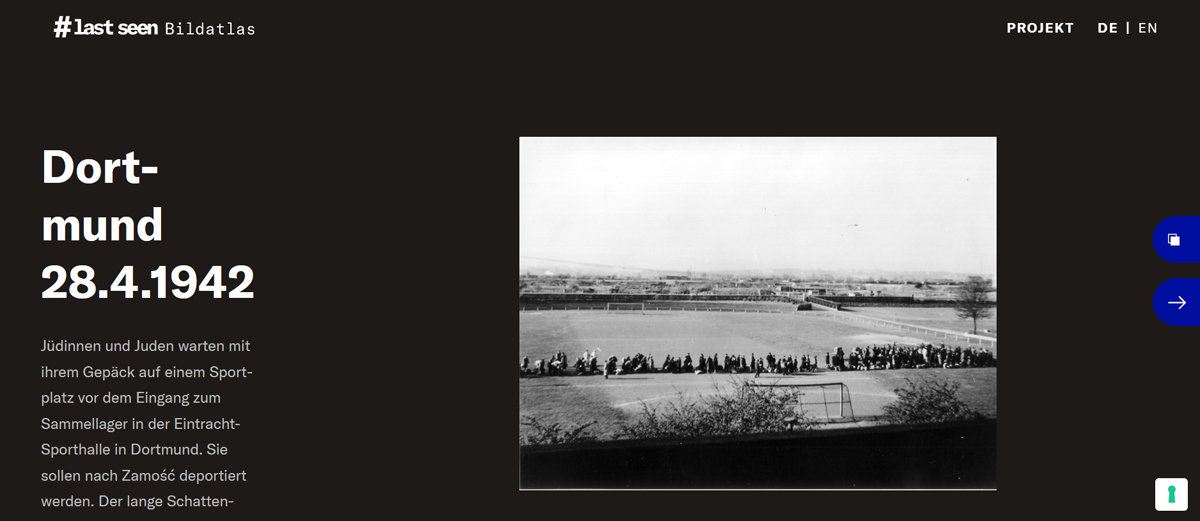 Screenshot: auf der rechten Seite eine Fotografie von einer langen Schlange von Menschen auf einem Sportplatz, aufgenommen aus großer Entfernung. Links die Schrift auf schwarzem Grund: „Dortmund 28.4.1942“ sowie die Beschreibung der Fotografie und die Seitennavigation.