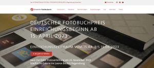 Screenshot: Ansicht von nebeneinander liegenden Fotobüchern, darüber der Text: „Deutscher Fotobuchpreis. Einreichungsbeginn ab 15. April 2023“