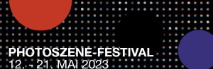 Grafik: schwarzer Hintergrund mit weißen Karos,: im Vordergrund drei Kugeln n Rot, Blau und Schwarz und die Schrift: Photoszene-Festival 12. - 21. Mai 2023
