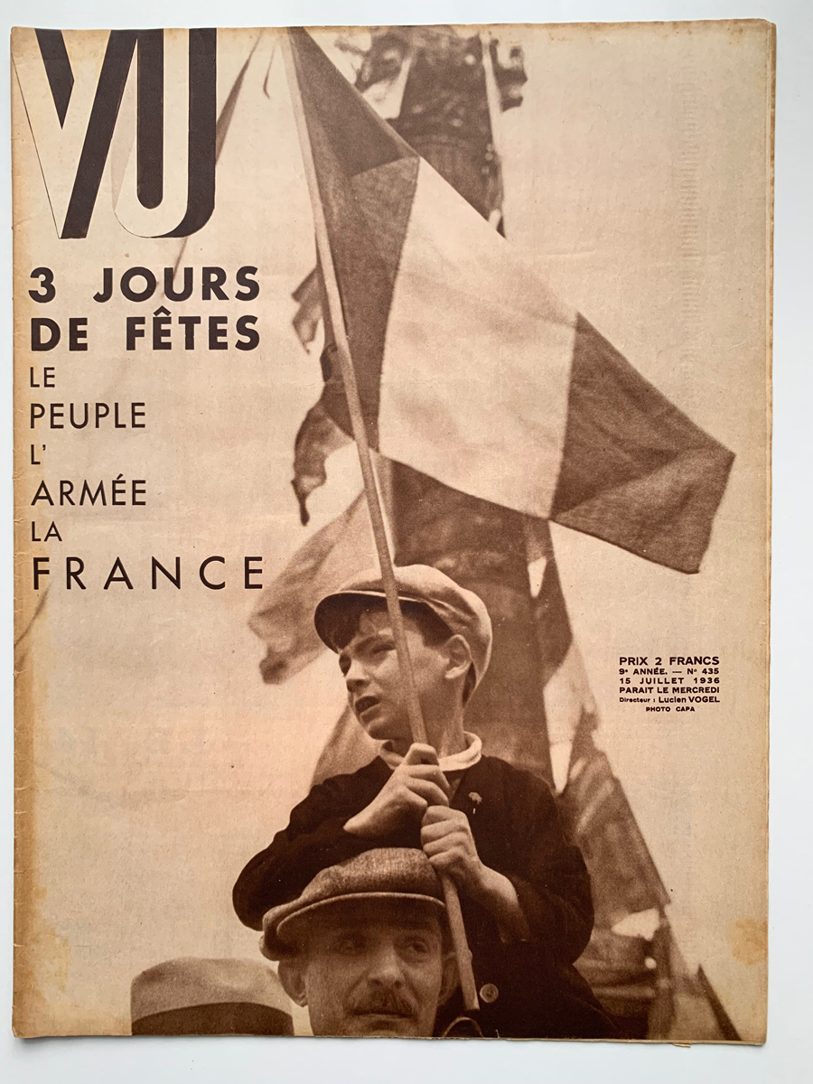 Cover eines Zeitschriftenhefts mit dem Bild von einem Jungen, der auf den Schultern seines Vaters sitzt und eine Fahne trägt.