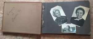 Doppelseite eines Fotoalbums: links: Schrift, rechts: zwei Fotos von zwei Frauen sowie einer Burg