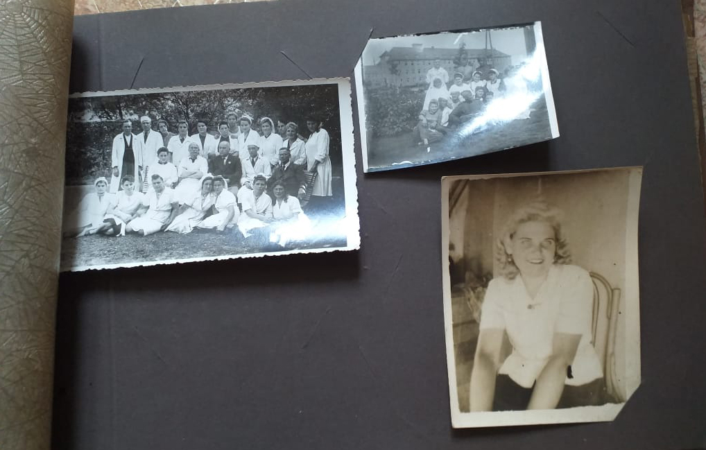 Fotoalbumseite mit drei Bildern: oben zwei Gruppenbilder mit vielen weiß gekleideten Personen; rechts unten eine Frau auf einem Stuhl