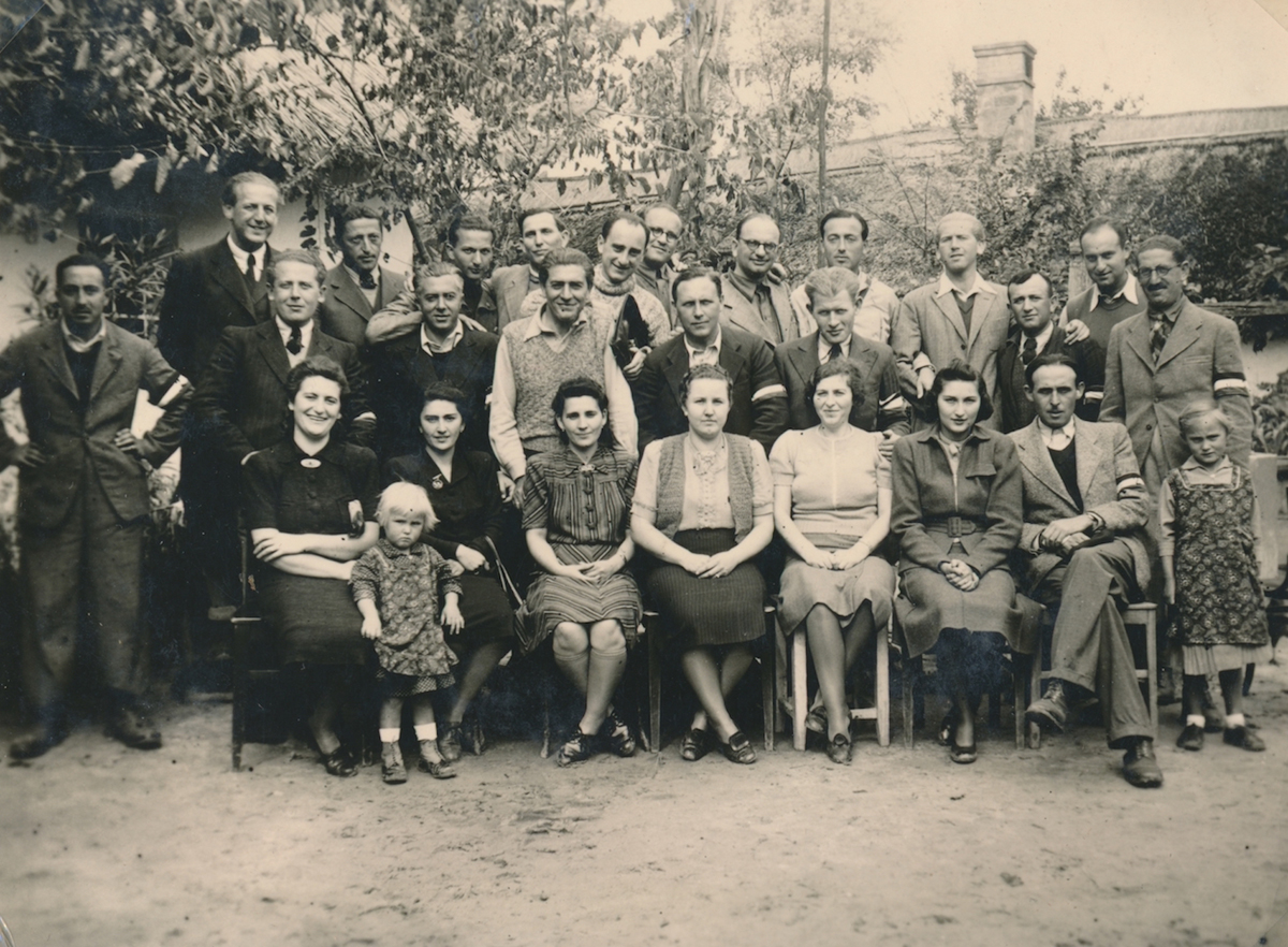 Gruppenfoto von mehr als 20 Personen: zumeist Männer, sechs Frauen und zwei Kinder