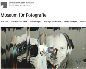 Screenshot der Website des Museums für Fotografie mit einem mehrfach duplizierten Bild, das einen Mann mit Halbglatze und Fotoapparat zeigt.