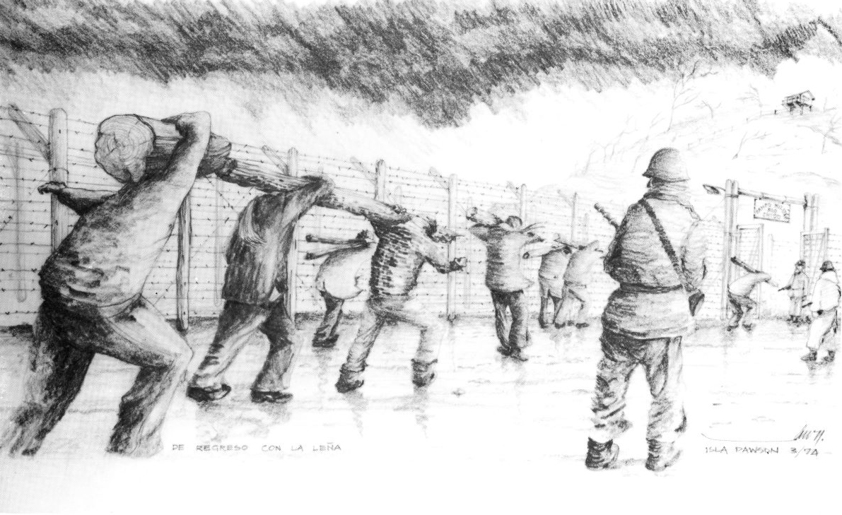 Zeichnung von Männern, die unter Bewachung mit Baumstämmen auf den Schultern in ein mit Stacheldraht gesichertes Lager gehen.