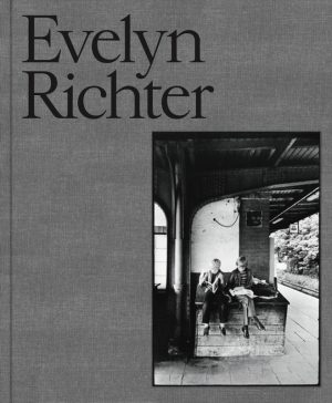 Buchcover mit Schriftzug „Evelyn Richter“ und Foto von zwei Personen auf einem Bahnsteig