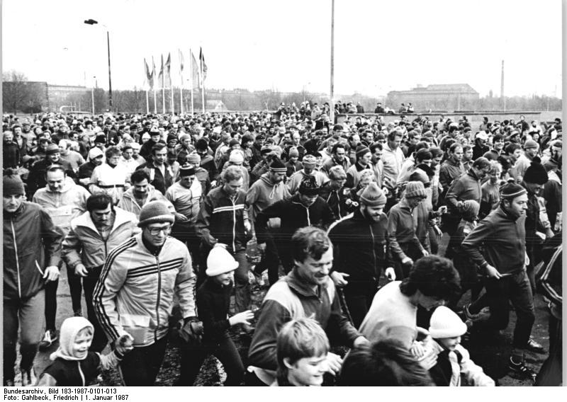 Menschen joggen am Neujahrstag 1987.