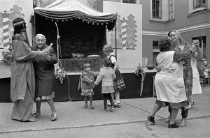 Frauen und Kinder tanzen