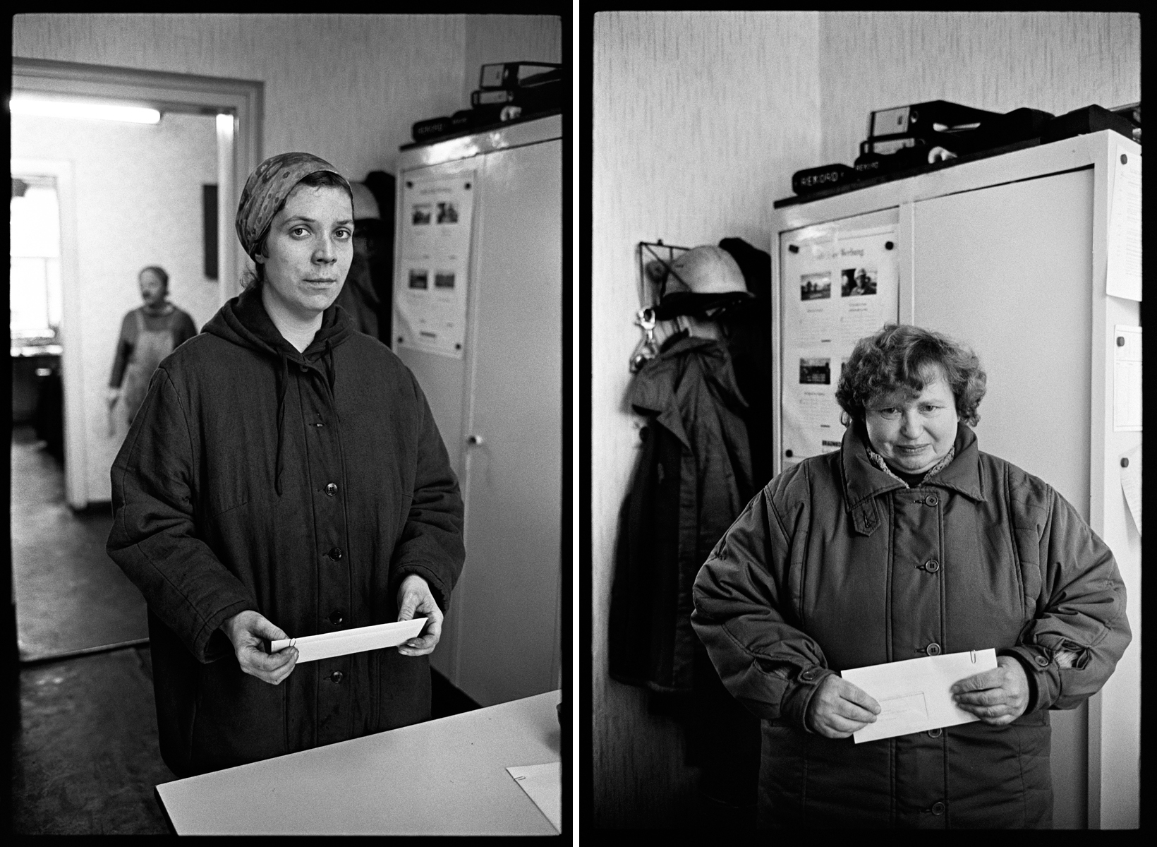 Eine Frau (links) und eine Frau (rechts) in einem Büro mit einem Umschlag in der Hand.
