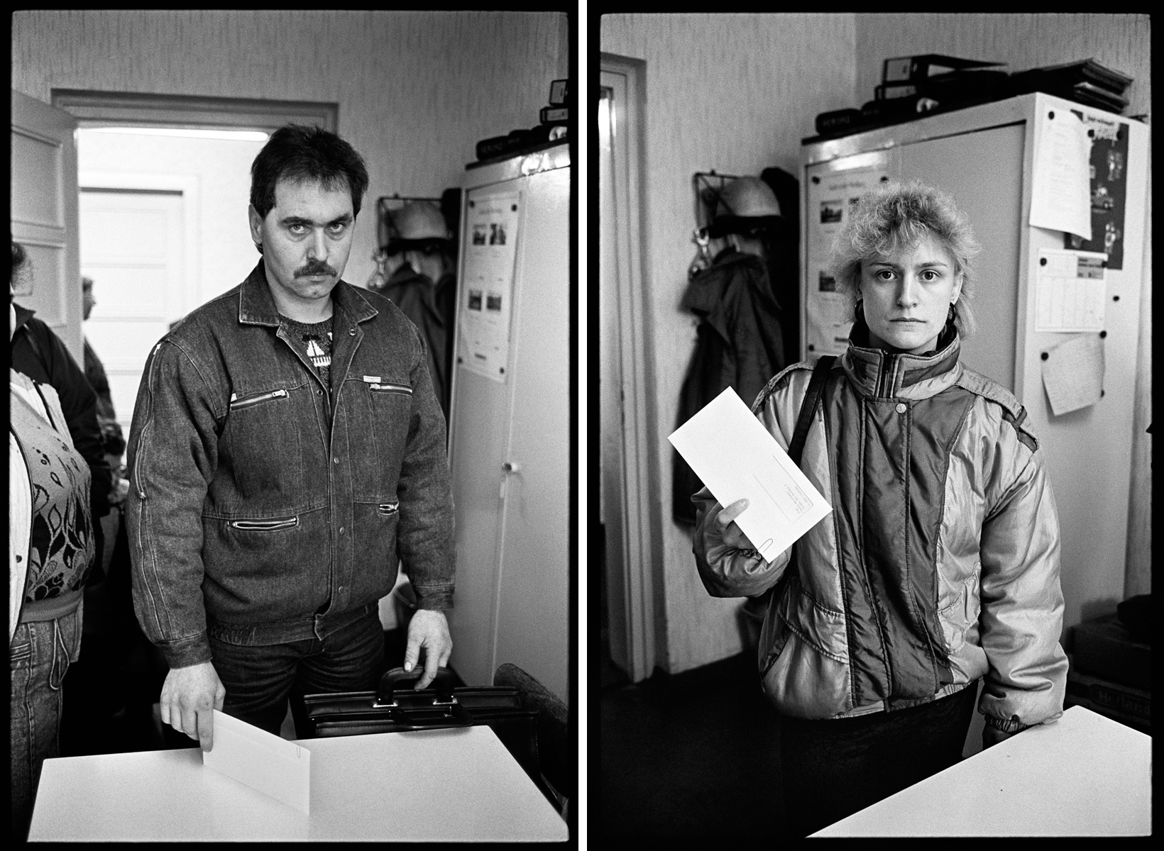 Ein Mann (links) und eine Frau (rechts) in einem Büro mit einem Umschlag in der Hand.