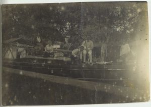 Alte Fotografie eines Segelboots mit vier Personen darauf