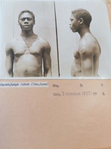 Ein Mann mit nacktem Oberkörper von vorne und von der Seite fotografiert