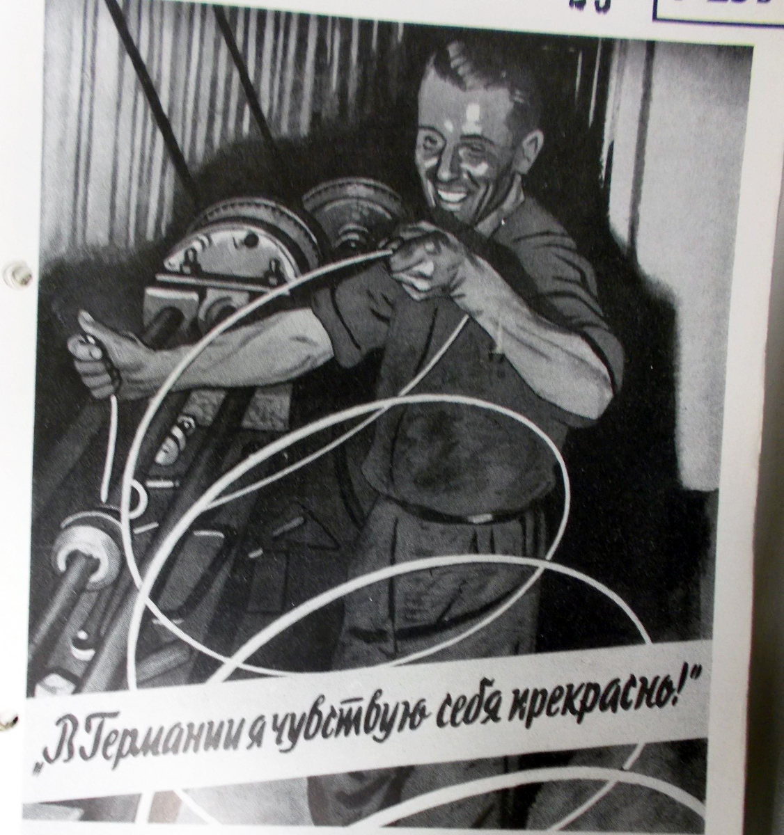 Gezeichnetes Plakat von einem lachenden Mann an einer Maschine