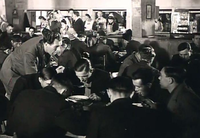 Foto von essenden Männern in einer Betriebskantine