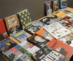 Ein Büchertisch mit Comics