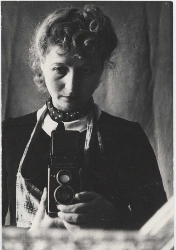 Selbstporträt einer Frau mit Kamera im Spiegel
