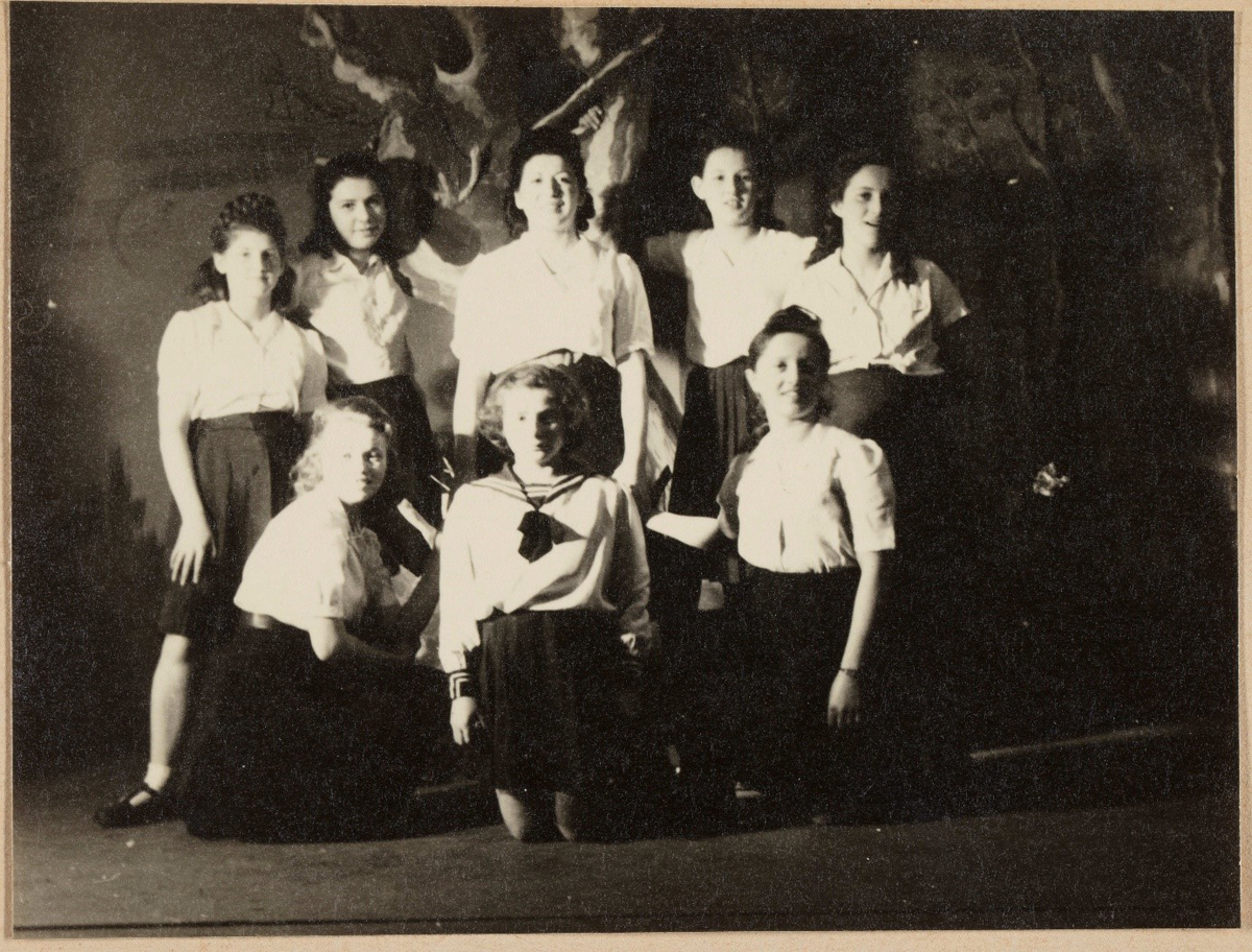 Fotografie von jungen Frauen auf einer Bühne