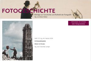 Screenshot der Website der Zeitschrift „Fotogeschichte“ mit dem Foto von zwei Armee-Angehörigen mit einer Kamera vor dem Turm einer Kirche